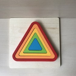 Houten puzzel regenboogdriehoek.