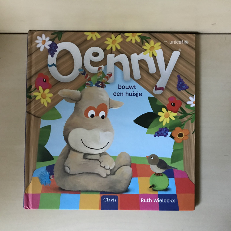 Oenny bouwt een huisje.