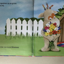 Oenny bouwt een huisje.