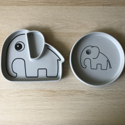 2 babybordjes Done by Deer. Olifant