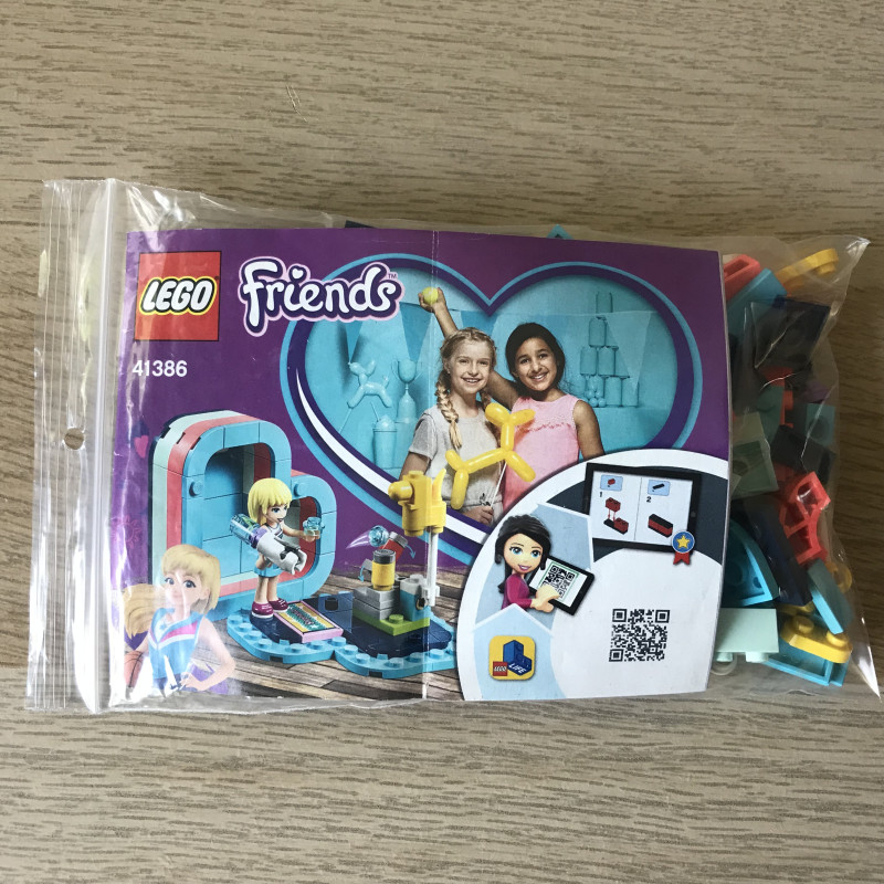 Lego Friends set 41386 : Stephanie in hartvormige zomerdoos