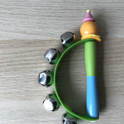 Belletjes rammelaar. Hout
