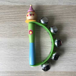 Belletjes rammelaar. Hout