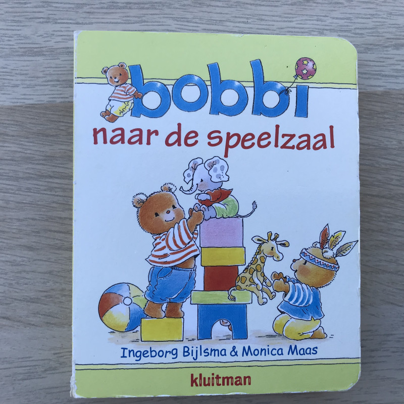 Bobbi : Bobbi naar de speelzaal. Rug heeft kreukel