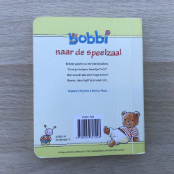 Bobbi : Bobbi naar de speelzaal. Rug heeft kreukel