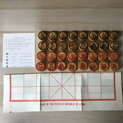 Chinees schaakspel met houten schaakstukken.