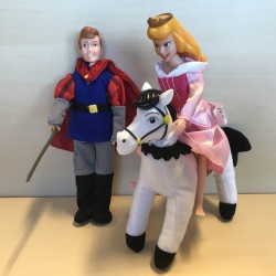 Prinsessen : Stoffen Doornroosje( 18 cm.) met prins ( 19  cm.) en paard( rug 11 cm.)