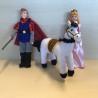 Prinsessen : Stoffen Doornroosje( 18 cm.) met prins ( 19  cm.) en paard( rug 11 cm.)