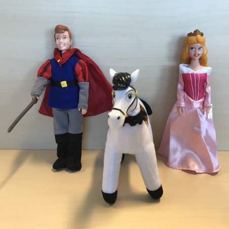 Prinsessen : Stoffen Doornroosje( 18 cm.) met prins ( 19  cm.) en paard( rug 11 cm.)