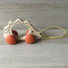 Houten egeltje op wielen