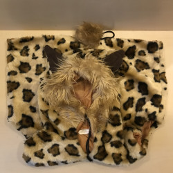 Verkleedkleren: Een bodywarmer in tijgerprint met bontje.