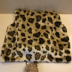 Verkleedkleren: Een bodywarmer in tijgerprint met bontje.