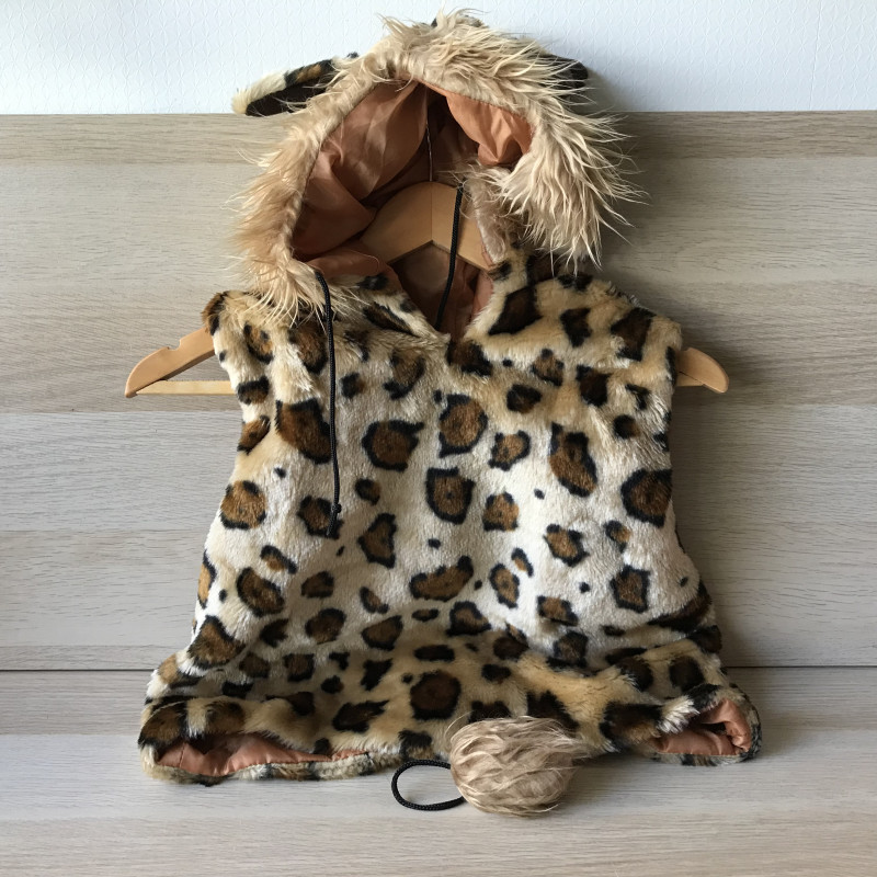 Verkleedkleren: Een bodywarmer in tijgerprint met bontje.
