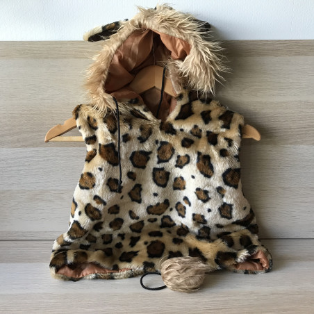 Verkleedkleren: Een bodywarmer in tijgerprint met bontje.