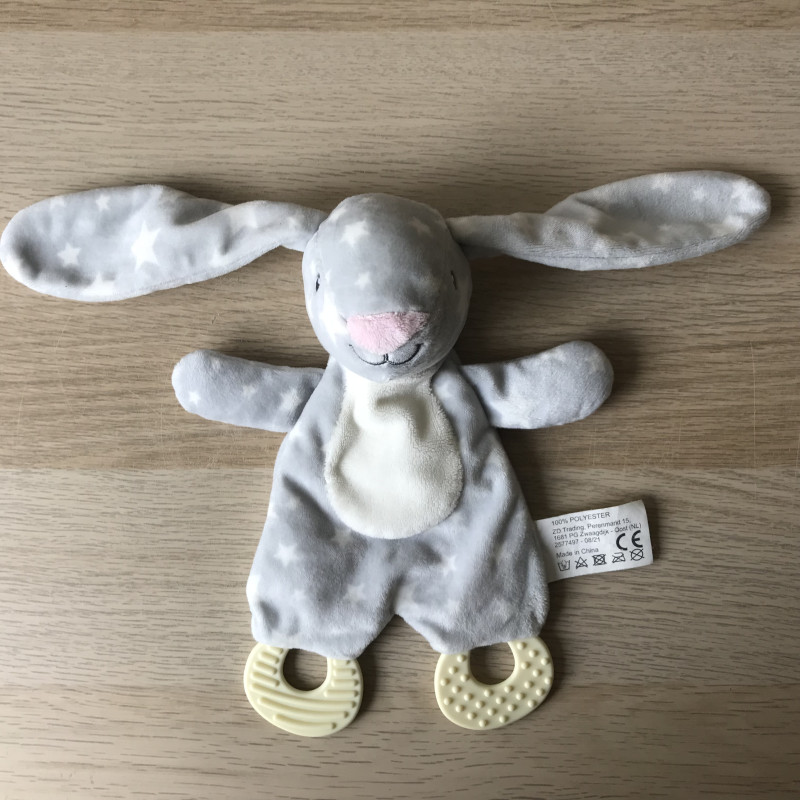 Dierenknuffel konijn met knisperpapier en bijtringen.