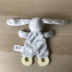 Dierenknuffel konijn met knisperpapier en bijtringen.