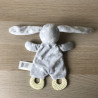 Dierenknuffel konijn met knisperpapier en bijtringen.