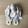 Dierenknuffel konijn met knisperpapier en bijtringen.