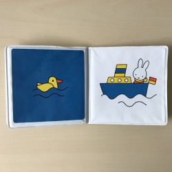 Nijntje speelt met water.  Badboekje