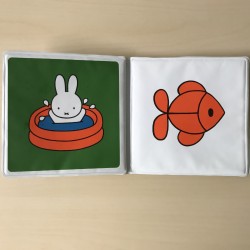 Nijntje speelt met water.  Badboekje