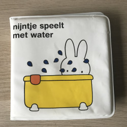 Nijntje speelt met water.  Badboekje