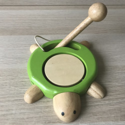 Trommeltje. Houten schildpad