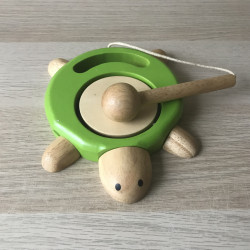 Trommeltje. Houten schildpad