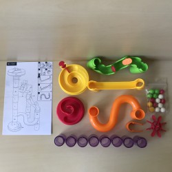 Knikkerbaan met 15 knikkers.