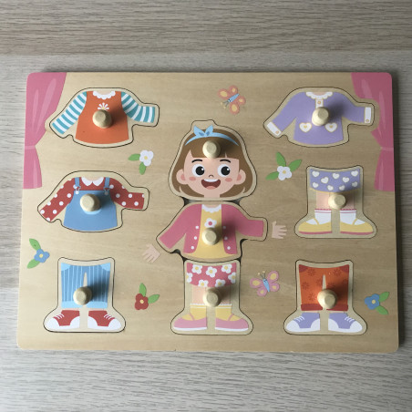 Puzzelplankje Knopjespuzzel : Aankleedpopje. 9 stukjes.