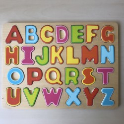 Puzzelplankje Knopjespuzzel : Het alfabet. 26 letters.