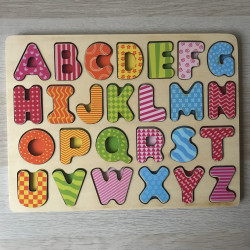 Puzzelplankje Knopjespuzzel : Het alfabet. 26 letters.