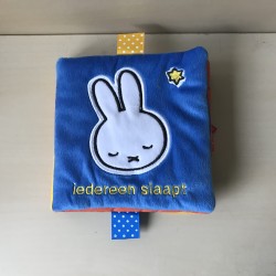 Nijntje : Stoffen boekje Nijntje. Iedereen slaapt.