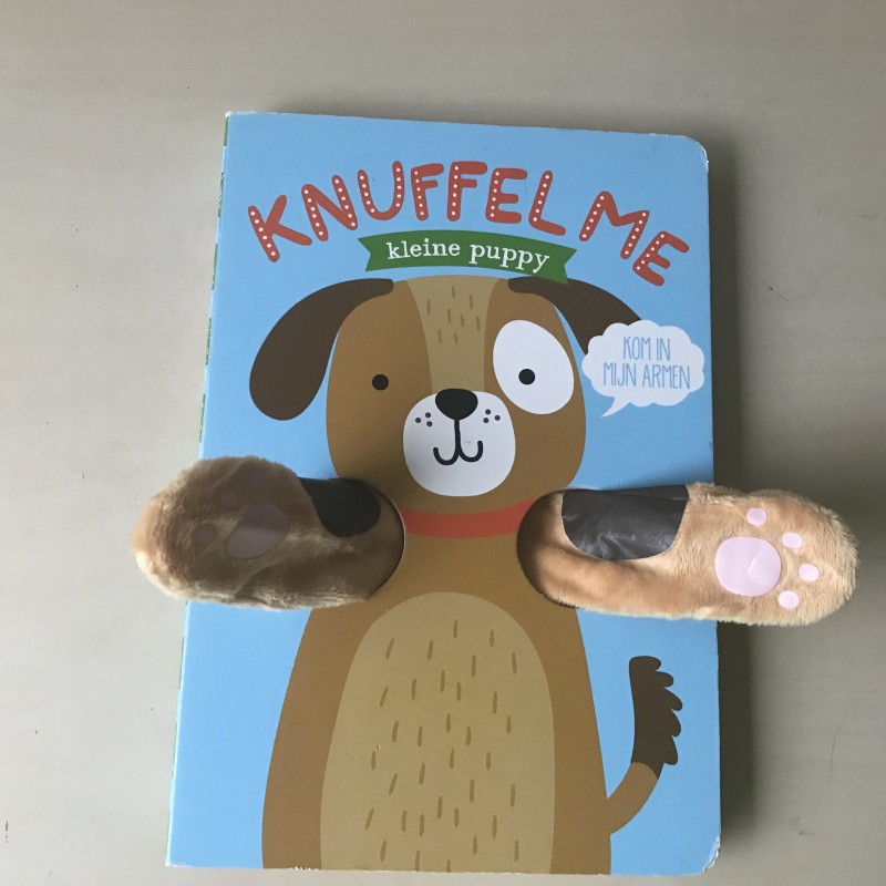 Knuffel me. Kleine puppy