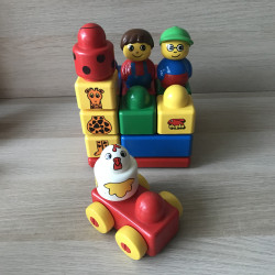 Lego Primo : Grondplaat met blokken en figuren.