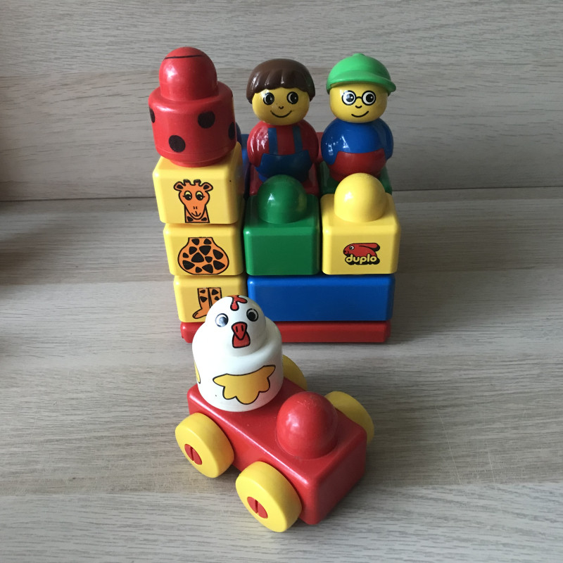 Lego Primo : Grondplaat met blokken en figuren.