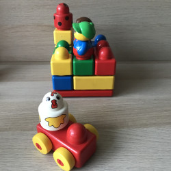 Lego Primo : Grondplaat met blokken en figuren.