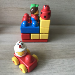 Lego Primo : Grondplaat met blokken en figuren.
