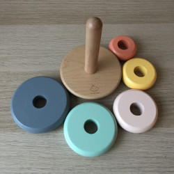 Oh my baby: houten stapeltoren met 5 ringen.