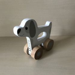Houten hond met wieltjes.