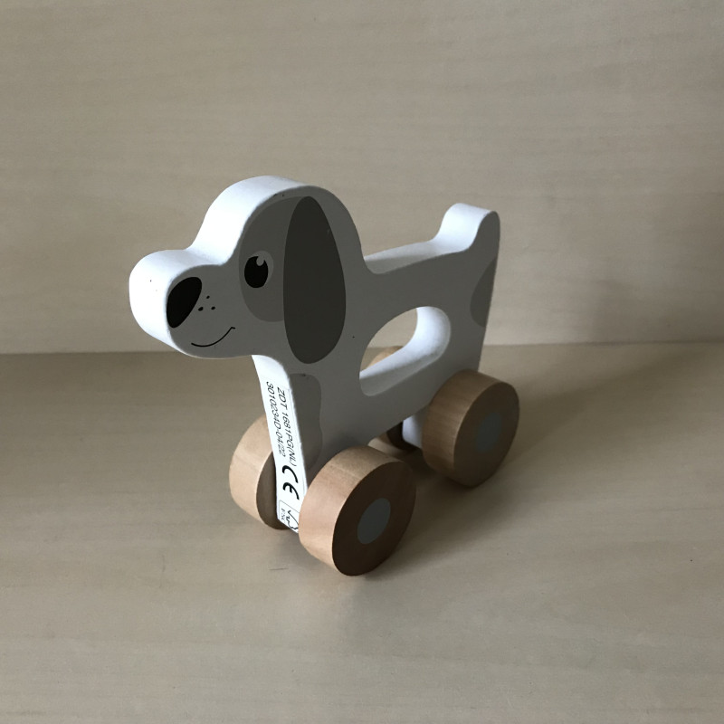 Houten hond met wieltjes.