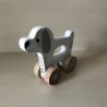 Houten hond met wieltjes.