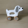 Houten hond met wieltjes.