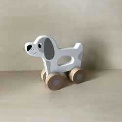 Houten hond met wieltjes.