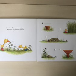 Gonnie & vriendjes : Gonnie en vriendjes in ganzenpas met 42 flapjes.