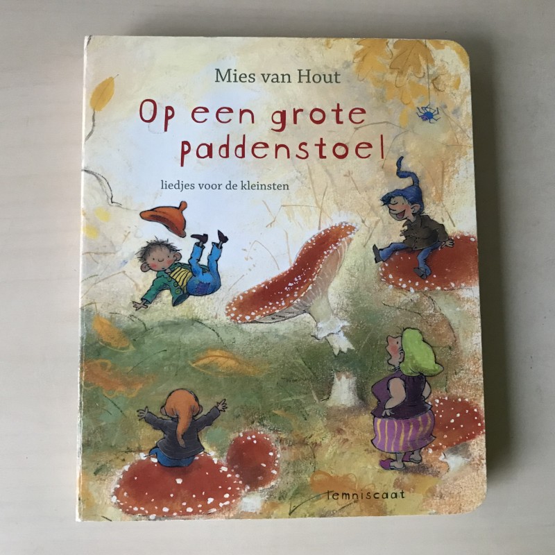 Op een grote paddenstoel