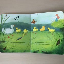 Daar buiten loopt een schaap