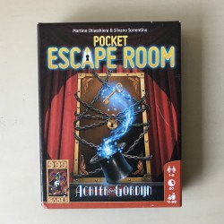 999 Games: Pocket escape room. Achter het gordijn