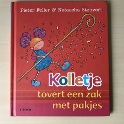 Kolletje :  2-in-1 Kolletje tovert een zak met pakjes. Kolletje tovert sneeuw.