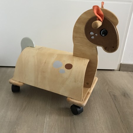 Plan Toys / Dille en Kamille : Houten looppaard met wieltjes.