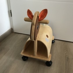 Plan Toys / Dille en Kamille : Houten looppaard met wieltjes.